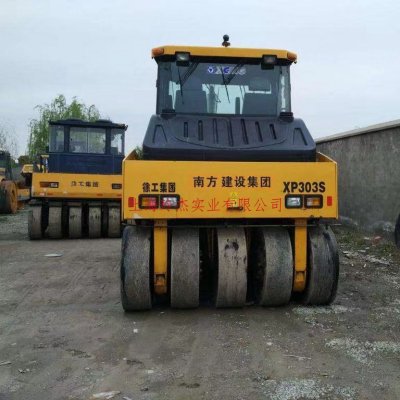 胶轮压路机